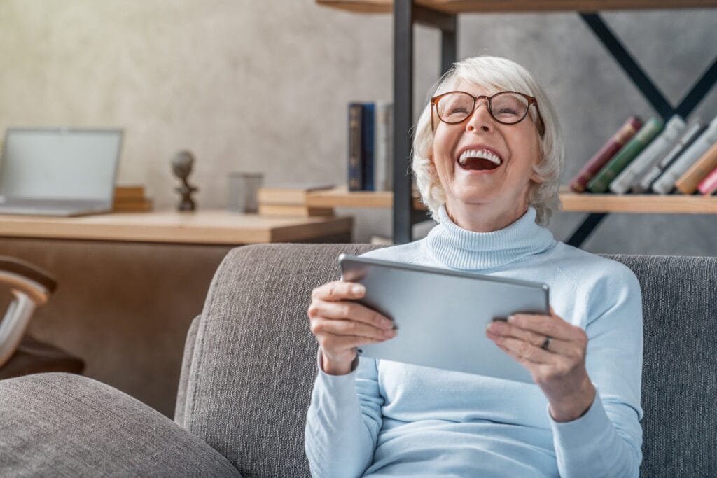 Tecnologia Básica Proteção UV e filtro de luz azul nociva dos dispositivos digitais. Maior resistência a impactos e riscos superficiais. Garantia exclusiva de até 2 trocas gratuitas no período de 12 meses em caso de mudanças de dioptria